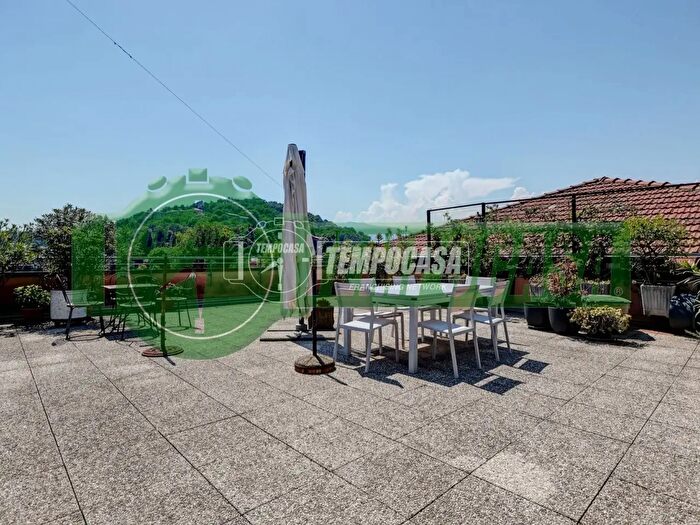 Appartamento trilocale in vendita in Viale Giuseppe Garibaldi, Laveno Mombello
