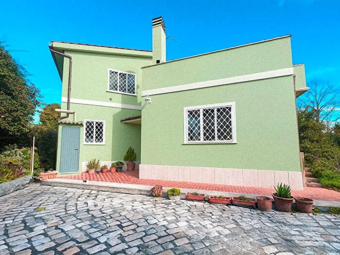 Casa con 5 locali in vendita in Via Ponte Gardena, Roma