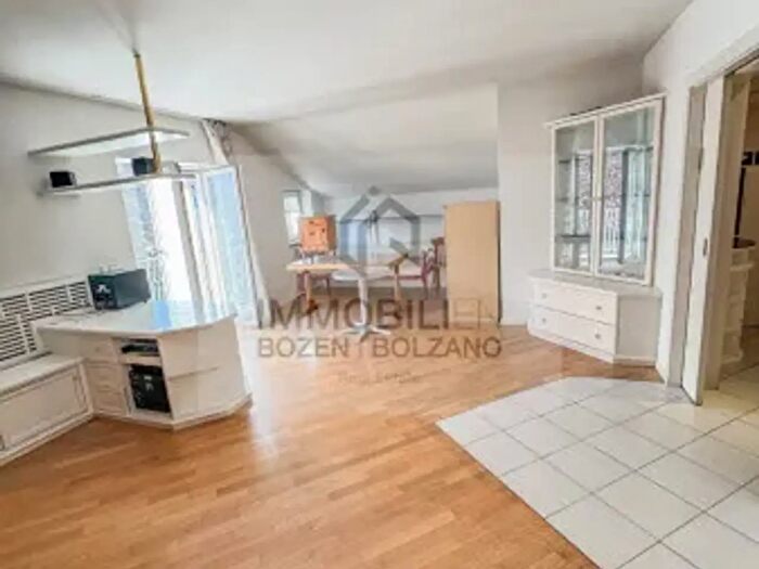 Appartamento con 5 locali in affitto in Via Chiesa, Terlano