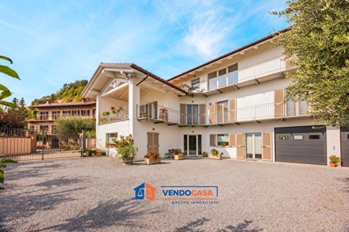 Casa con 6 locali in vendita in Via Novembre, Vezza DAlba
