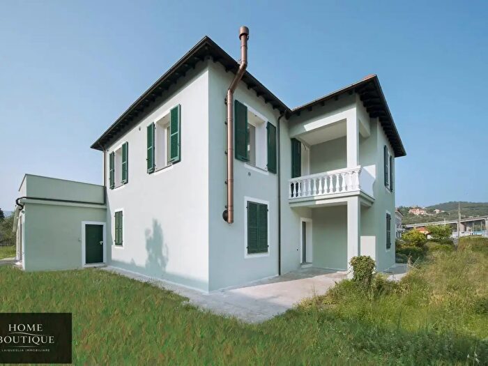 Appartamento trilocale in vendita in Via Giovanni Molineri, Andora