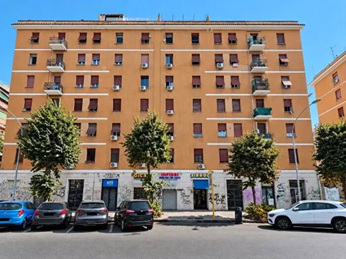 Appartamento trilocale in vendita in Piazza Quinto Curzio, Roma