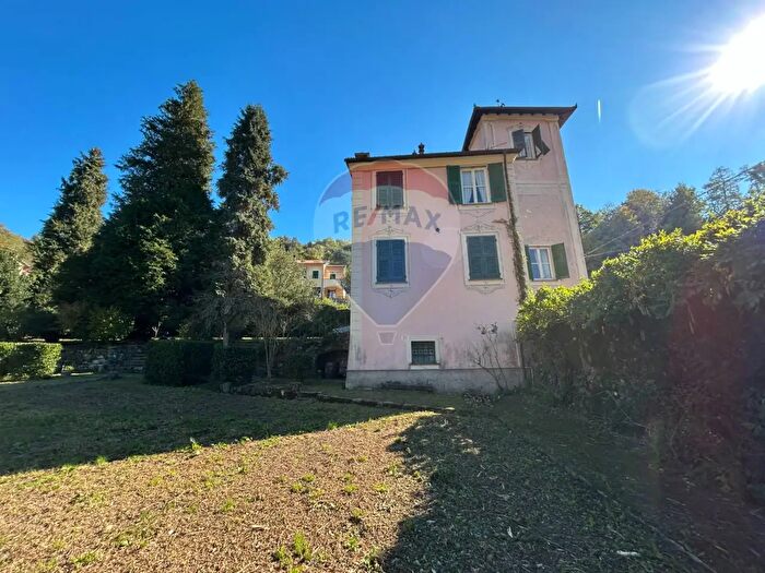 Casa con 9 locali in vendita in Varese Ligure
