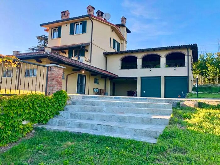 Casa con 6 locali in vendita in Tortona