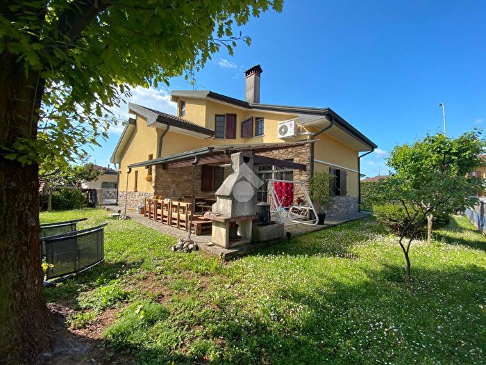 Casa con 6 locali in vendita in Via Monza, Bussero