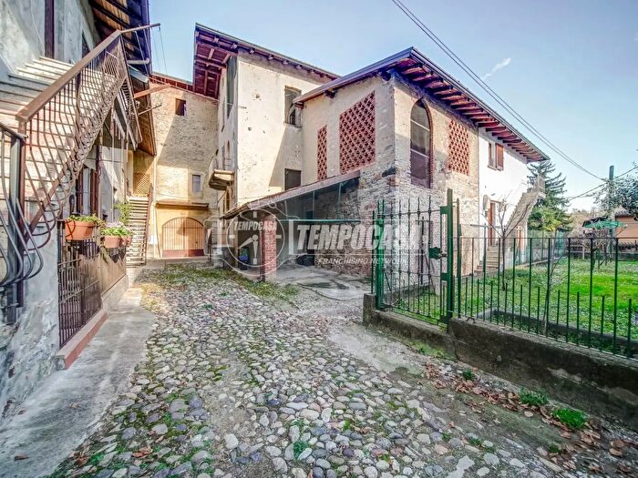 Appartamento con 5 locali in vendita in Via Castello, Azzate