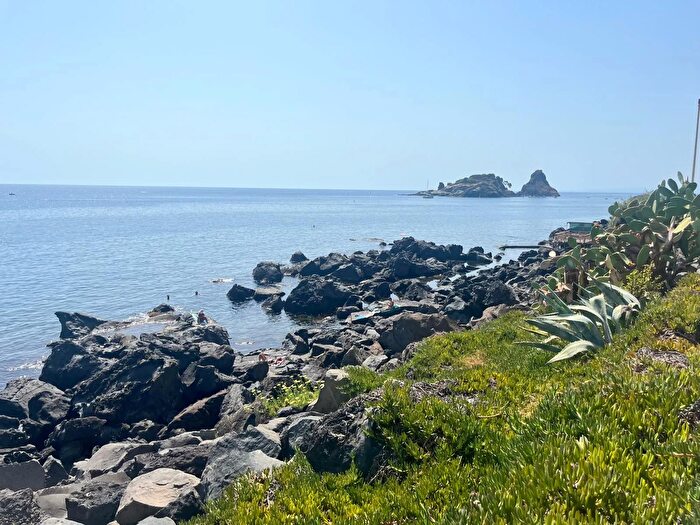Appartamento quadrilocale in vendita in Via Livorno, Aci Castello