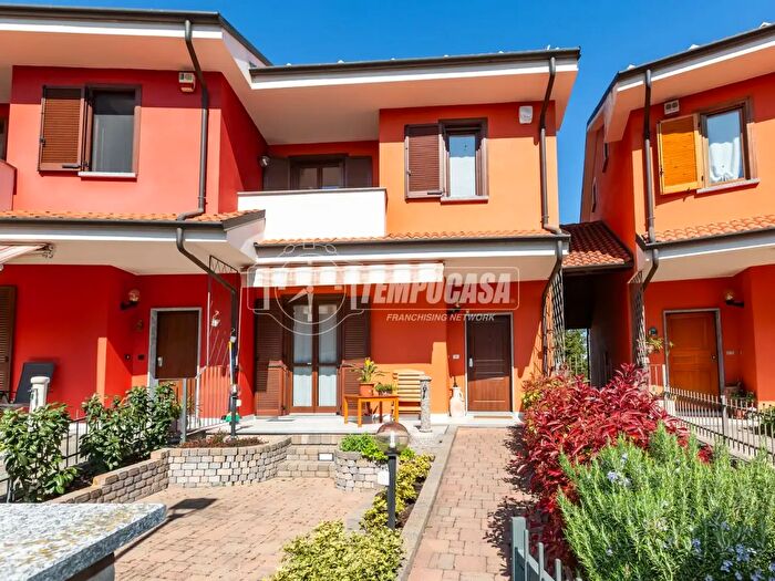 Casa con 6 locali in vendita in Via Marene, Fossano