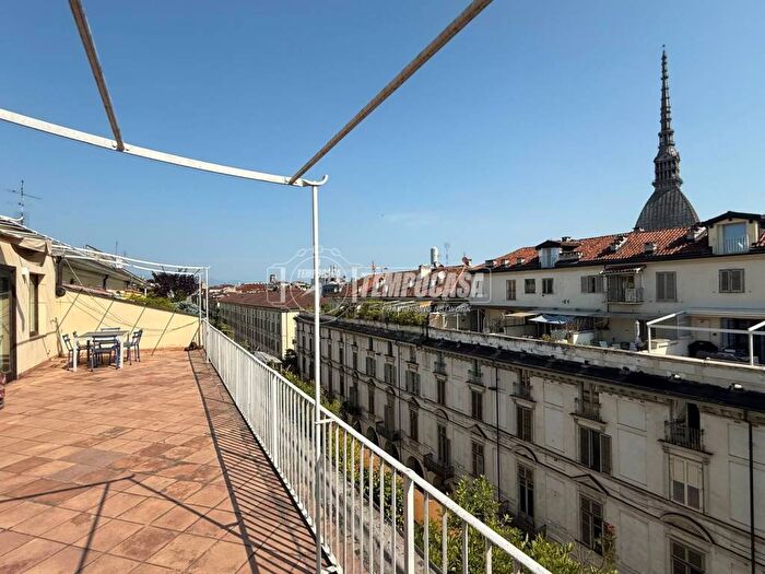 Casa quadrilocale in affitto in Via Po, Via della Rocca, Torino