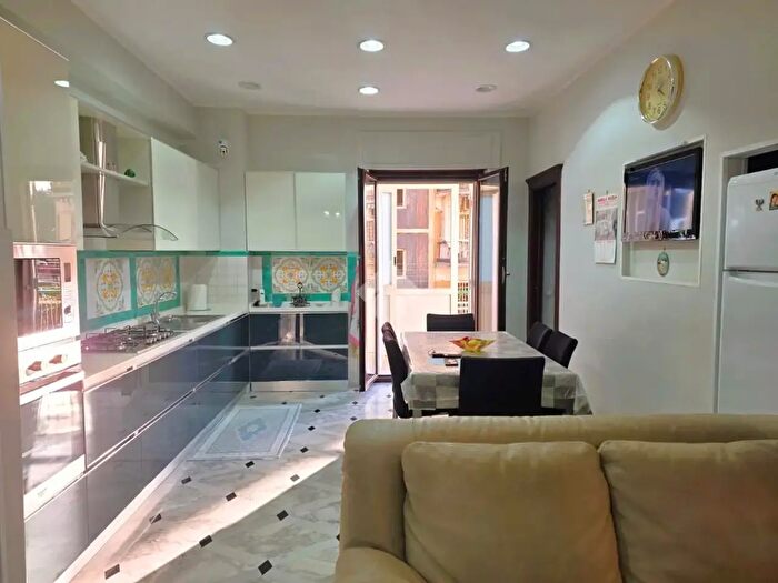 Appartamento quadrilocale in vendita in Via Pigna Ristrutturato, Napoli