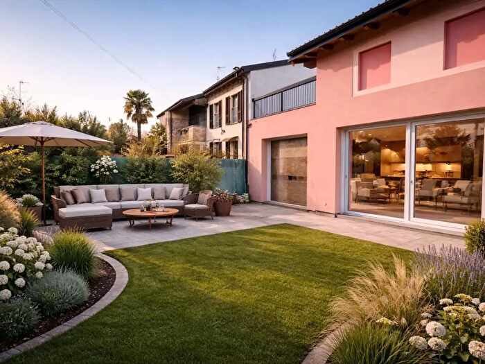 Casa con 8 locali in vendita in Voghera