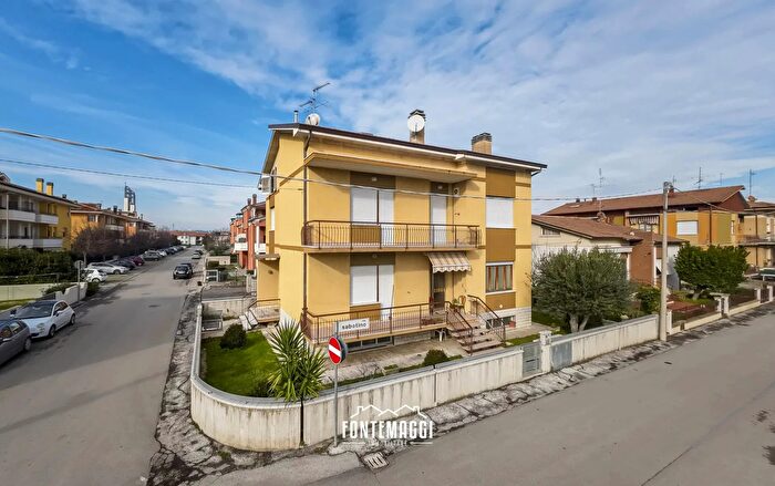 Casa con 10 locali in vendita in Fano