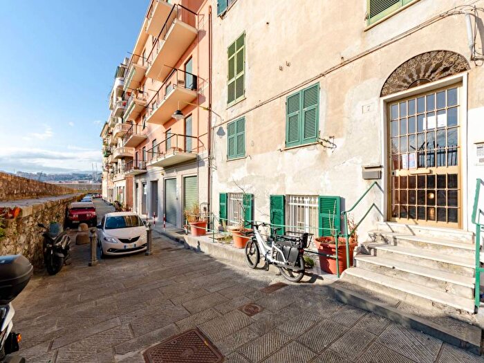 Appartamento trilocale in affitto in Mura della Malapaga, Molo, Genova