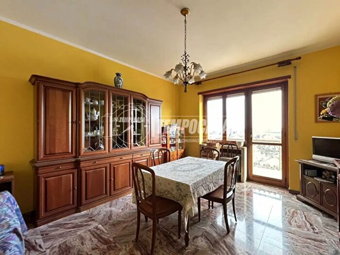 Appartamento trilocale in vendita in Via Borgaro, Torino