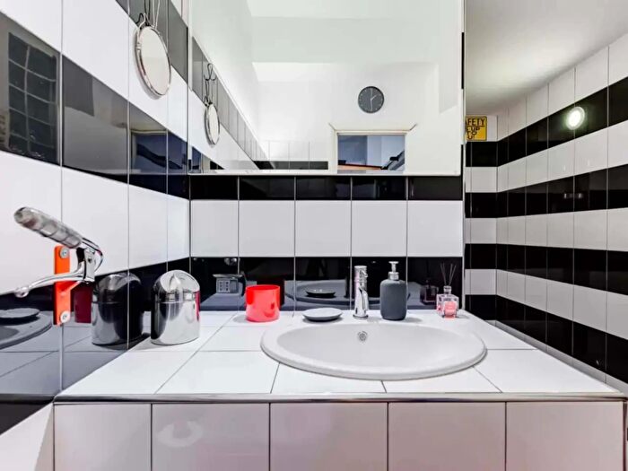 Appartamento monolocale in affitto in Via Canosa di Puglia, Roma