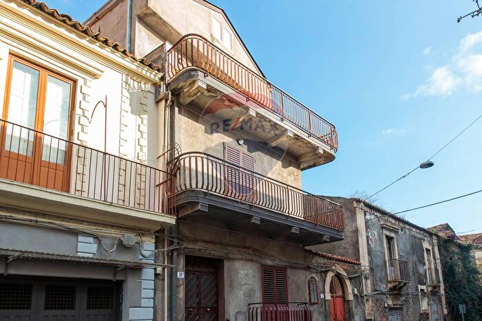 Casa con 6 locali in vendita in Catania