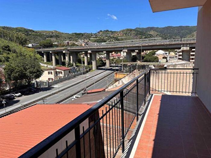 Appartamento quadrilocale in vendita in Via Polveriera, Messina