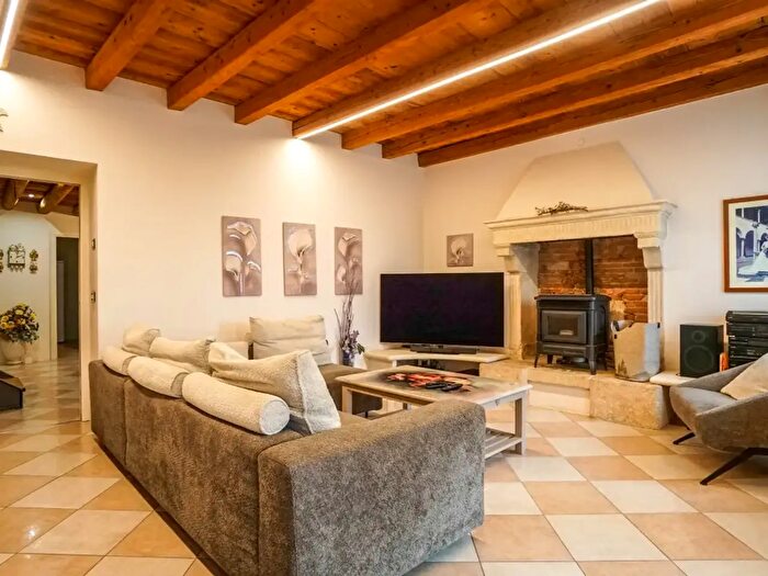 Casa con 7 locali in vendita in Ronca