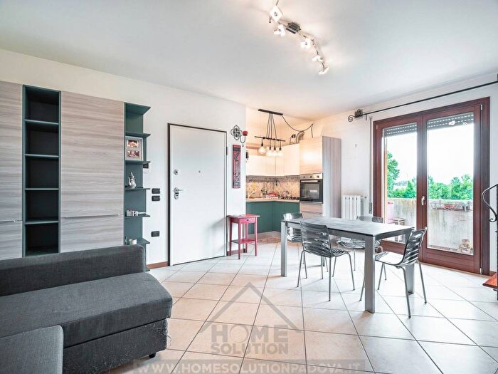 Casa quadrilocale in affitto in Via Grazia Deledda, Guizza, Padova