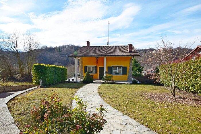 Casa con 8 locali in vendita in Monastero Di Vasco