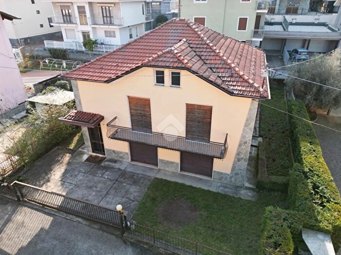 Casa con 5 locali in vendita in Strada Croci, Alba