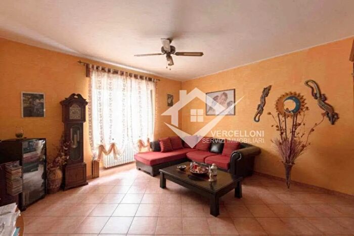 Casa con 8 locali in vendita in Biandrate