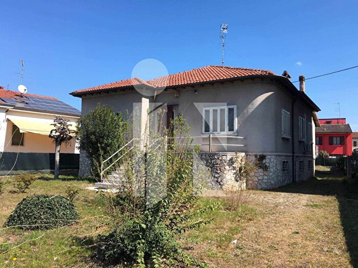 Casa con 5 locali in affitto in Mantova