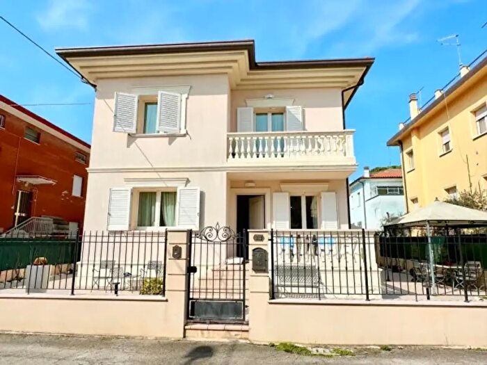 Casa con 6 locali in vendita in Viale Bruxelles, Rimini
