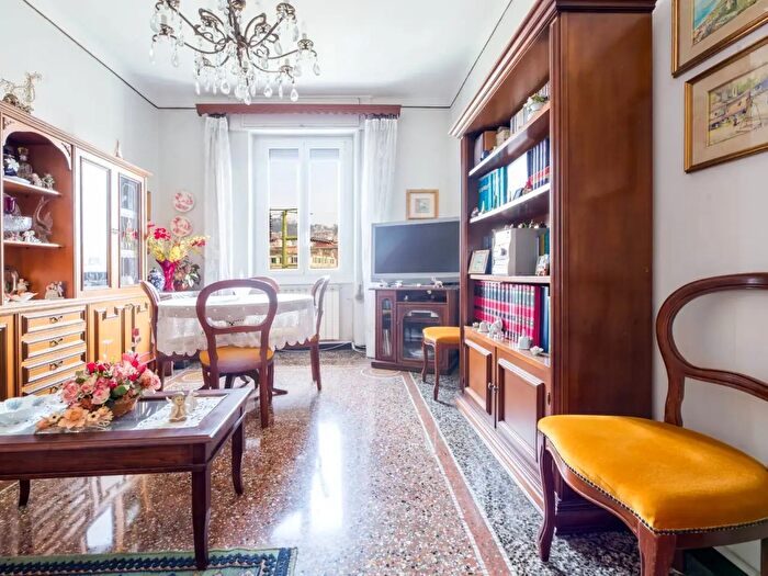 Appartamento quadrilocale in vendita in Via Moresco, Genova