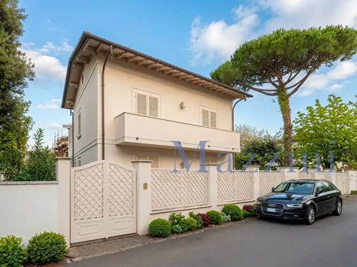 Casa con 16 locali in vendita in Via Volta, Forte Dei Marmi