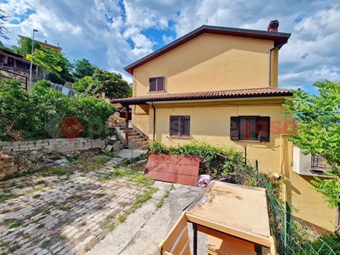Appartamento quadrilocale in vendita in Via Paolo da Bazzano Snc, L'Aquila