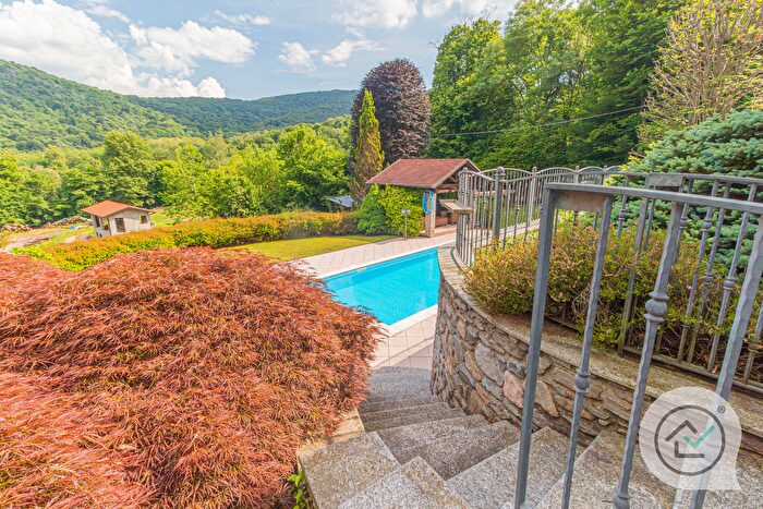 Casa con 7 locali in vendita in Via Roncate, Marzio