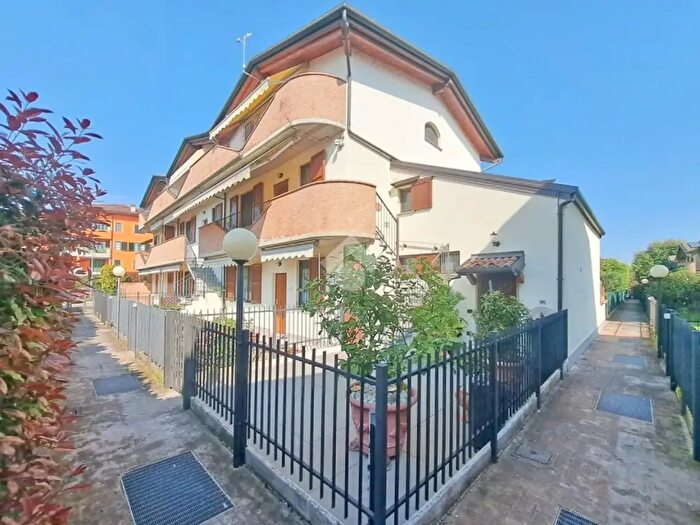Appartamento con 6 locali in vendita in Via Quintino di Vona, Cassano DAdda