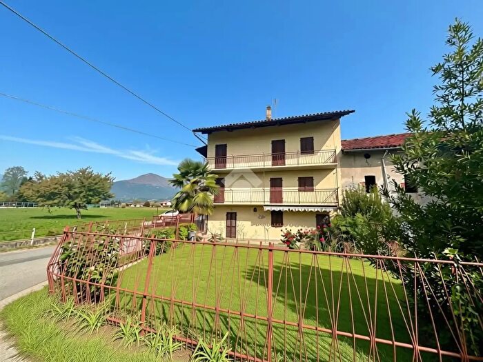 Casa con 6 locali in vendita in Str Canale Caluso, Castellamonte