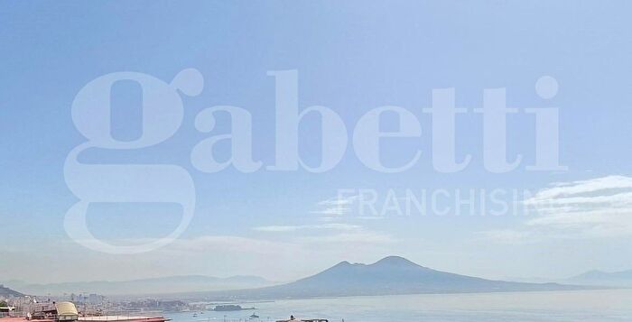 Appartamento con 5 locali in vendita in Via Francesco Petrarca, Napoli