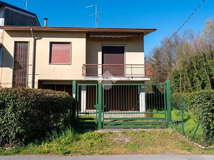 Casa quadrilocale in vendita in Via Crocefisso, Giussano