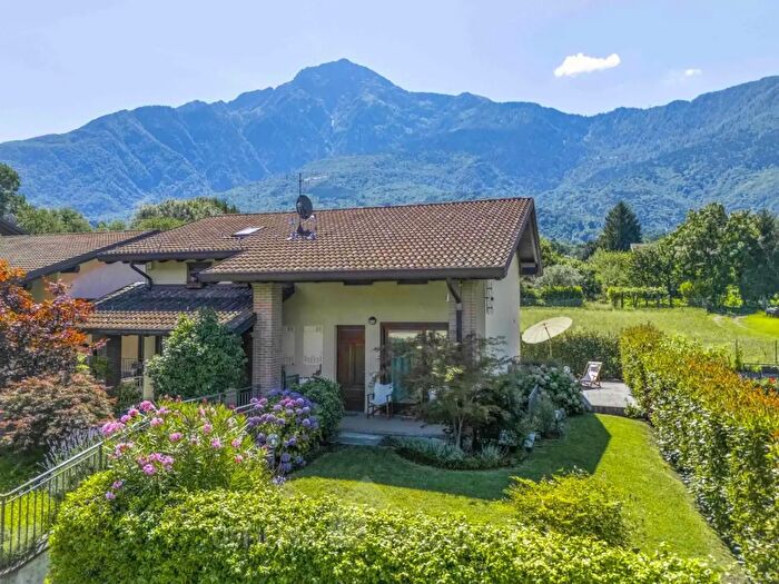 Casa trilocale in vendita in Via Famiglia Molinari, Colico