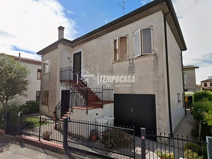 Casa con 8 locali in vendita in Lendinara