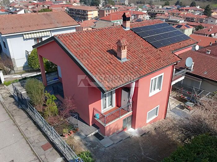 Casa con 7 locali in vendita in Via Chiampo, Alba