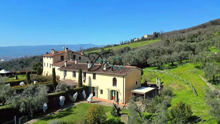 Casa con 6 locali in vendita in Via di Paterno, Pistoia