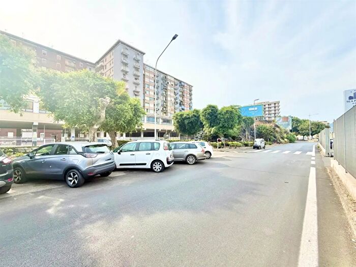 Appartamento trilocale in vendita in Via del Rotolo, Catania