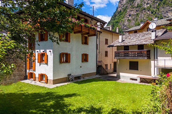 Appartamento trilocale in vendita in Via Corti, Campodolcino