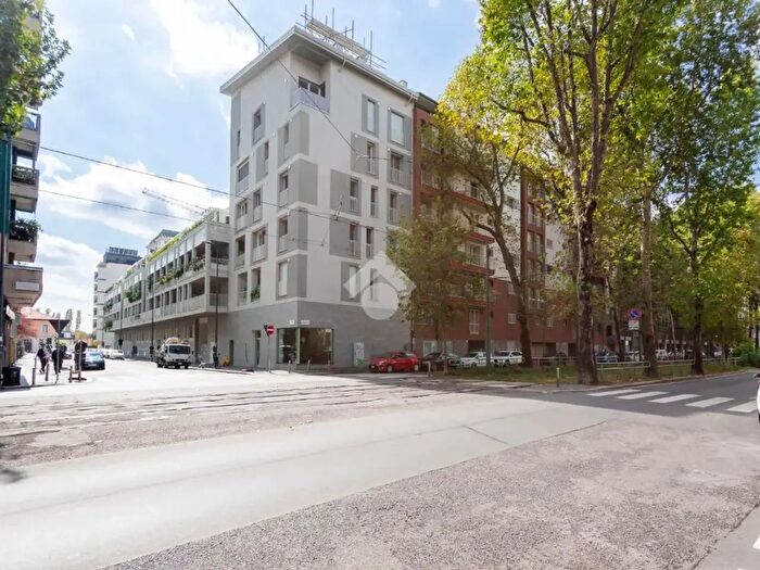 Appartamento trilocale in vendita in Via Giambellino, Milano