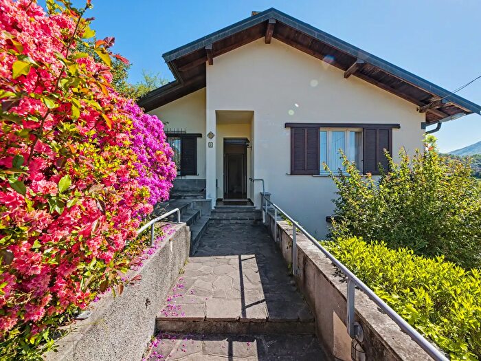 Casa con 7 locali in vendita in Via Roccolo, Luino