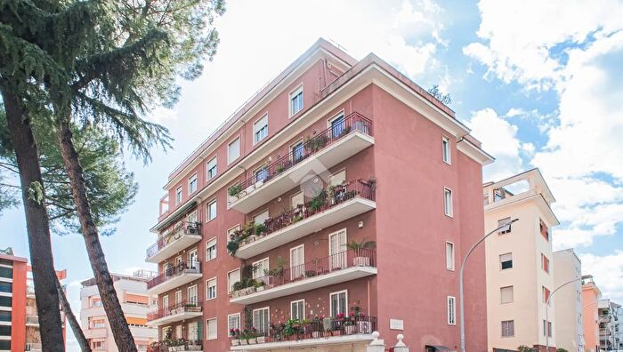 Appartamento con 6 locali in vendita in Via Giambattista Marino, Roma