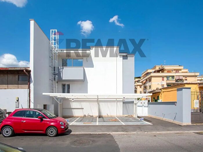 Appartamento trilocale in vendita in Via Sassonegro, Roma