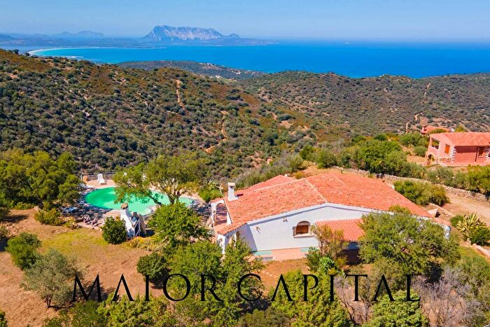 Casa con 9 locali in vendita in Ludduì Snc, Budoni