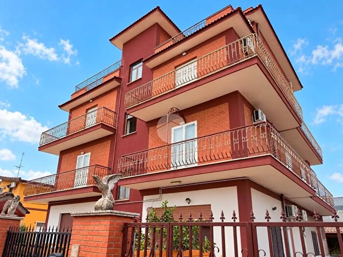 Appartamento quadrilocale in vendita in Via Casamassima, Roma