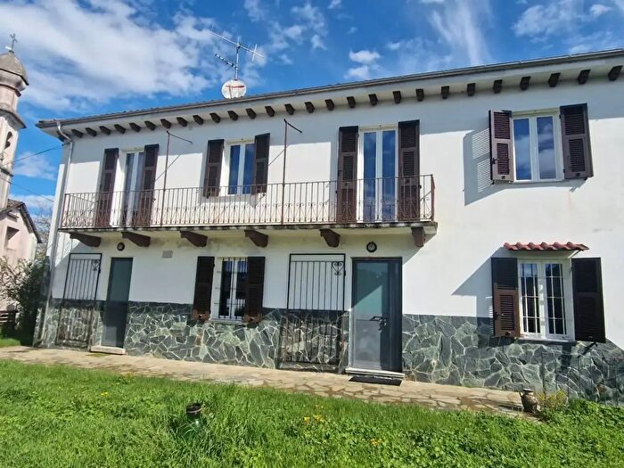 Casa con 8 locali in vendita in Dego