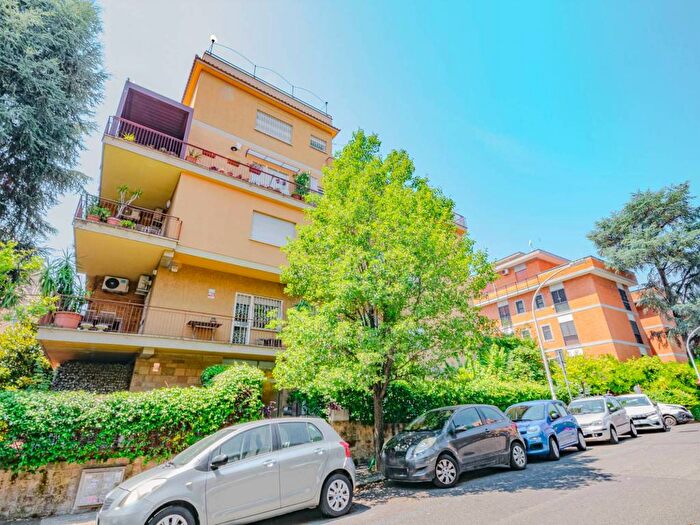 Appartamento trilocale in affitto in Via Girolamo Dandini, San Saba Caracalla, Roma